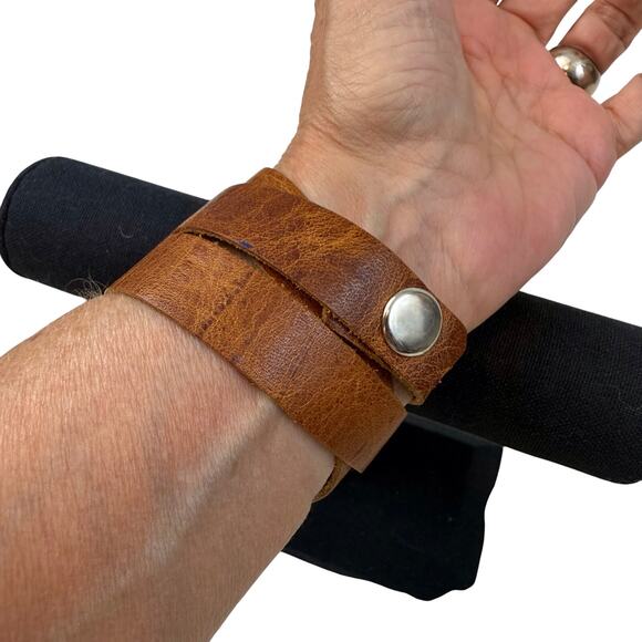 Turquoise Howlite and Leather Wrap Bracelet Artist Handmade Snap Closure - Picture 9 of 16